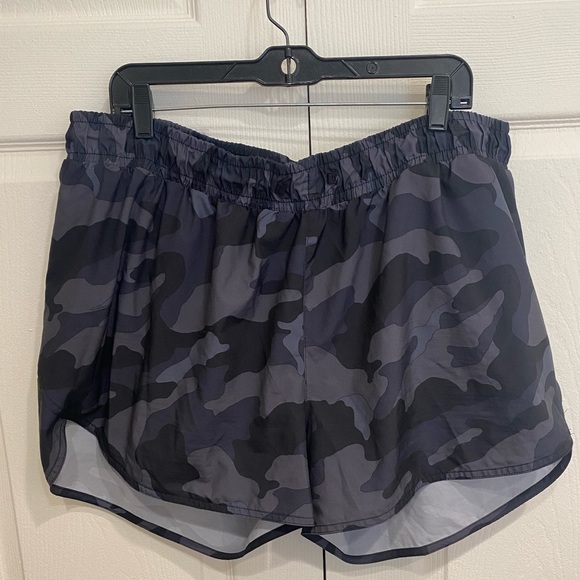 Old Navy 2X Stretch Tech Black Camo Athletic Shorts - Picture 3 of 11